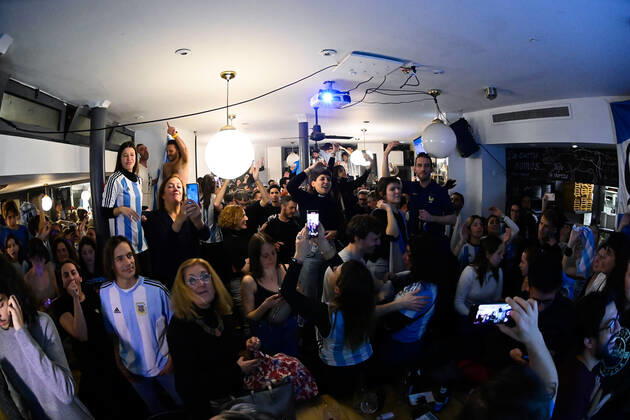 Les supporters de l Argentine au Cafe El Sur à Paris - ambiance - FOOTBALL : Les supporters de l Argentine - Paris - 18 12 2022 FedericoPestellini Panoramic
