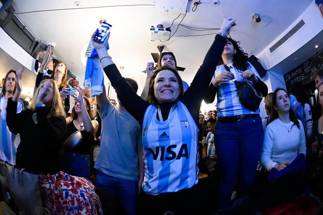 Les supporters de l Argentine au Cafe El Sur à Paris - ambiance - FOOTBALL : Les supporters de l Argentine - Paris - 18 12 2022 FedericoPestellini Panoramic