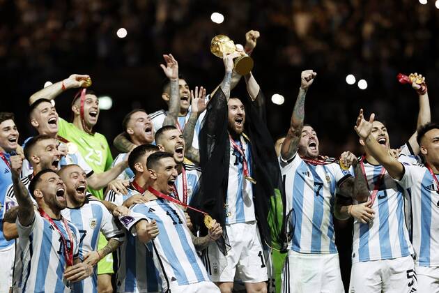 AL DAAYEN Argentina goalkeeper Franco Armani, Juan Foyth of Argentina, Nicolas Tagliafico of Argentina, Gonzalo Montiel of Argentina, Leandro Daniel Paredes of Argentina, German Pezzella of Argentina, Rodrigo De Paul of Argentina, Marcos Acuna of Argentina, Julian Alvarez of Argentina, Lionel Messi of Argentina, Angel Di Maria of Argentina, Argentina goalkeeper Geronimo Rulli, Cristian Romero of Argentina, Exequiel Palacios of Argentina, Angel Correa of Argentina, Thiago Almada of Argentina, Alejandro Gomez of Argentina, Guido Rodriguez of Argentina, Nicolas Otamendi of Argentina , Alexis Mac Allister of Argentina, Paulo Dybala of Argentina, Lautaro Martinez of Argentina, Argentina goalkeeper Damian Martinez, Enzo Fernandez of Argentina, Lisandro Martinez of Argentina, Nahuel Molina of Argentina, Argentina coach Lionel Scaloni with world cup trophy, FIFA World Cup trophy during the FIFA World Cup Qatar 2022 final match between Argentina and France at Lusail Stadium on 18 th December 2022 in Al Daayen, Qatar AP Dutch Height MAURICE OF STONE FIFA World Cup Qatar 2022 2022 xVIxANPxSportx xMauricexvanxSteenxWKxIVx 459612861 originalFilename: 459612861