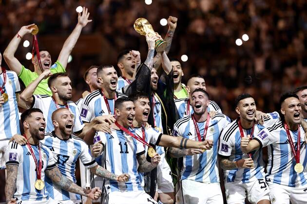 AL DAAYEN Argentina goalkeeper Franco Armani, Juan Foyth of Argentina, Nicolas Tagliafico of Argentina, Gonzalo Montiel of Argentina, Leandro Daniel Paredes of Argentina, German Pezzella of Argentina, Rodrigo De Paul of Argentina, Marcos Acuna of Argentina, Julian Alvarez of Argentina, Lionel Messi of Argentina, Angel Di Maria of Argentina, Argentina goalkeeper Geronimo Rulli, Cristian Romero of Argentina, Exequiel Palacios of Argentina, Angel Correa of Argentina, Thiago Almada of Argentina, Alejandro Gomez of Argentina, Guido Rodriguez of Argentina, Nicolas Otamendi of Argentina , Alexis Mac Allister of Argentina, Paulo Dybala of Argentina, Lautaro Martinez of Argentina, Argentina goalkeeper Damian Martinez, Enzo Fernandez of Argentina, Lisandro Martinez of Argentina, Nahuel Molina of Argentina, Argentina coach Lionel Scaloni with world cup trophy, FIFA World Cup trophy after the FIFA World Cup Qatar 2022 final match between Argentina and France at the Lusail Stadium on December 18, 2022 in Al Daayen, Qatar AP Dutch Height MAURICE OF STONE FIFA World Cup Qatar 2022 2022 xVIxANPxSportx xMauricexvanxSteenxWKxIVx 459613303 originalFilename: 459613303