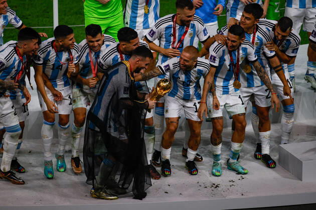 Argentina vs France LUSAIL, AD - 18.12.2022: ARGENTINA VS FRANCE - Argentina captain Lionel MESSI lifts the trophy for the FIFA World Cup, WM, Weltmeisterschaft, Fussball Qatar 2022 after the match between Argentina v France valid for the FIFA World Cup 2022 final held at the Estadio Internacional de Lusail, AD , Qatar (Photo: Rodolfo Buhrer La Imagem Fotoarena) x2311945x RodolfoxBuhrer