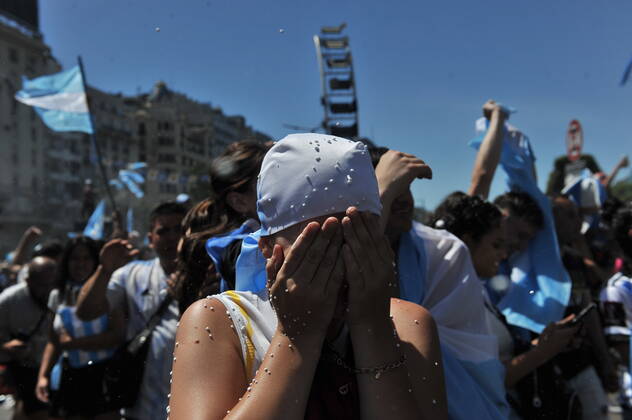 Football Football - Finale de la Coupe du monde de la FIFA Qatar 2022 - Fans à Buenos Aires - Buenos Aires, Argentine - 18 dà cembre 2022 Les fans argentins cà lebrent leur victoire dans la Coupe du monde. FOOTBALL : Coupe du Monde de la FIFA - Qatar 2022 - Les supporters à Buenos Aires - 18 12 2022 JaimeOlivos Panoramic