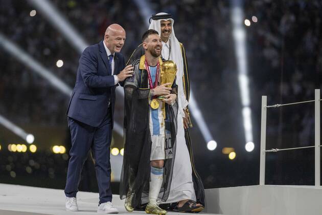 Argentina vs France LUSAIL, AD - 18.12.2022: ARGENTINA VS FRANCE - Lionel Messi of Argentina with cup accompanied by Gianni Infantino, President of FIFA and the Emir of Qatar after winning the match between Argentina vs France on penalties and winning the 2022 FIFA World Cup, WM, Weltmeisterschaft, Fussball Final held at the Estadio Internacional de Lusail, AD, Qatar (Photo: Richard Callis Fotoarena) x2311953x RichardxCallis