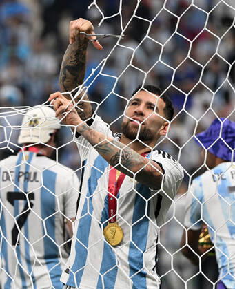 Football, men, 2022 23 season, Qatar World Cup, final, Argentina France at Lusail Iconic Stadium in Lusail, Nicolas Otamendi Argentina cuts off parts of the goal net as a souvenir, 18 12 2022, Copyright: xMatthiasxKochx