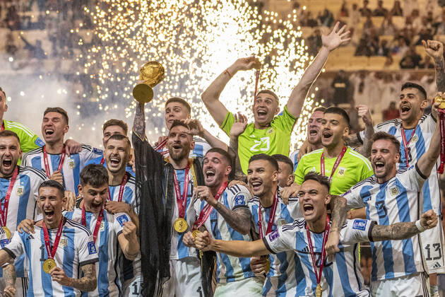 Argentina vs France LUSAIL, AD - 18.12.2022: ARGENTINA VS FRANCE - Lionel Messi and Argentina team celebrates with a cup after winning the Argentina vs France match on penalties and winning the 2022 FIFA World Cup, WM, Weltmeisterschaft, Fussball final held at Lusail International Stadium, AD, Qatar (Photo: Richard Callis Fotoarena) x2311962x RichardxCallis