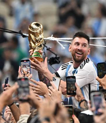 Football, men, 2022 23 season, World Cup in Qatar, final, Argentina France at Lusail Iconic Stadium in Lusail, Argentina cheers after final whistle, Lionel Messi Argentina with trophy, 18 12 2022, Copyright: xMatthiasxKochx