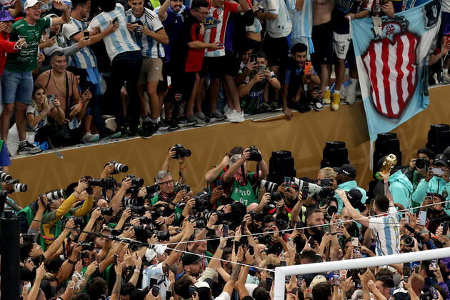 Das Finale der FIFA Fussball-Weltmeisterschaft 18. Dezember 2022, Lusail City Finale der FIFA Fussball-Weltmeisterschaft Katar 2022 Argentinien gegen Frankreich Lionel Messi aus Argentinien zeigt den Fans die Trophäe Foto Charlotte Wilson Offside Doha Katar Copyright: xCharlottexWilsonx xOffsidexOffside