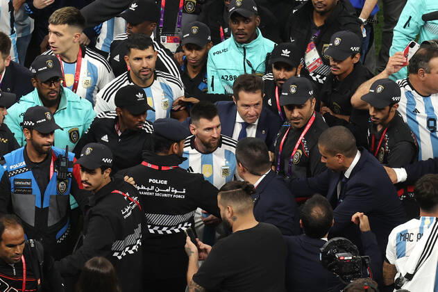 Finale der FIFA Fussball-Weltmeisterschaft 18. Dezember 2022, Lusail City Finale der FIFA Fussball-Weltmeisterschaft Katar 2022 Argentinien gegen Frankreich Lionel Messi (Argentinien) macht sich mit Hilfe der Sicherheitskräfte auf den Weg zur Umkleidekabine Foto Charlotte Wilson Offside Doha Katar Copyright: xCharlottexWilsonx xOffsidexOffside