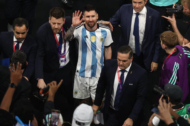 Finale der FIFA Fussball-Weltmeisterschaft 18. Dezember 2022, Lusail City Finale der FIFA Fussball-Weltmeisterschaft Katar 2022 Argentinien gegen Frankreich Lionel Messi aus Argentinien bedankt sich bei den Fans, als er in die Umkleidekabine zurückkehrt Foto Charlotte Wilson Offside Doha Katar Copyright: xCharlottexWilsonx xOffsidexOffside