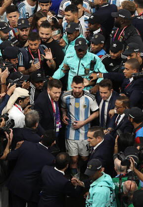 Finale der FIFA Fussball-Weltmeisterschaft 18. Dezember 2022, Lusail City Finale der FIFA Fussball-Weltmeisterschaft Katar 2022 Argentinien gegen Frankreich Lionel Messi (Argentinien) macht sich mit Hilfe der Sicherheitskräfte auf den Weg zur Umkleidekabine Foto Charlotte Wilson Offside Doha Katar Copyright: xCharlottexWilsonx xOffsidexOffside