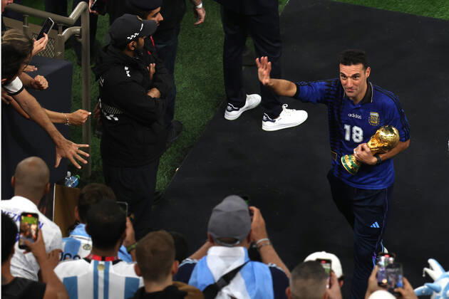 Das Finale der FIFA Fussball-Weltmeisterschaft 18. Dezember 2022, Lusail City Finale der FIFA Fussball-Weltmeisterschaft Katar 2022 Argentinien gegen Frankreich Argentiniens Trainer Lionel Scaloni mit der Trophäe Foto Charlotte Wilson Offside Doha Katar Copyright: xCharlottexWilsonx xOffsidexOffside
