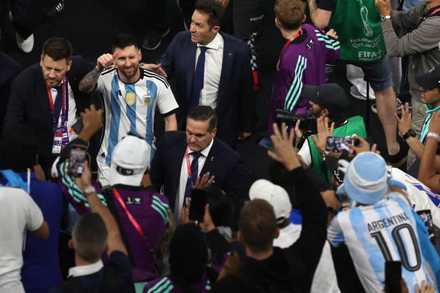 Finale der FIFA Fussball-Weltmeisterschaft 18. Dezember 2022, Lusail City Finale der FIFA Fussball-Weltmeisterschaft Katar 2022 Argentinien gegen Frankreich Lionel Messi aus Argentinien bedankt sich bei den Fans, als er in die Umkleidekabine zurückkehrt Foto Charlotte Wilson Offside Doha Katar Copyright: xCharlottexWilsonx xOffsidexOffside