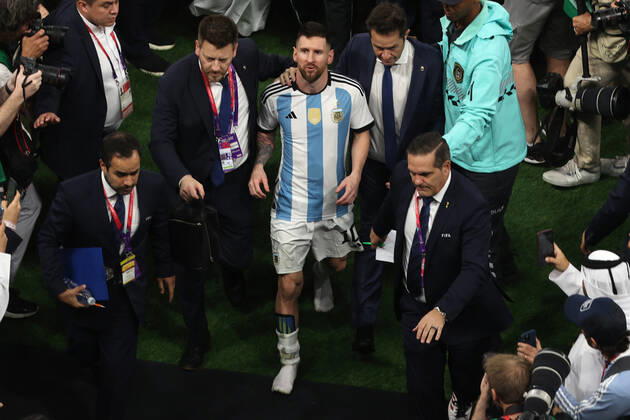 Finale der FIFA Fussball-Weltmeisterschaft 18. Dezember 2022, Lusail City Finale der FIFA Fussball-Weltmeisterschaft Katar 2022 Argentinien gegen Frankreich Lionel Messi aus Argentinien kehrt ohne seine Schuhe in die Umkleidekabine zurück Foto Charlotte Wilson Abseits Doha Katar Copyright: xCharlottexWilsonx xOffsidexOffside