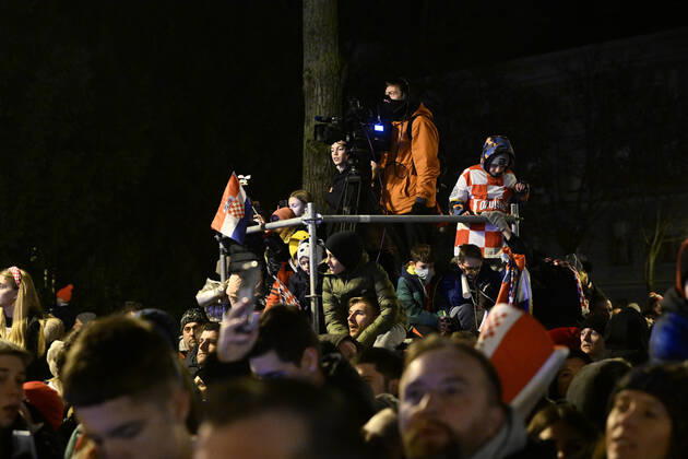 Croatia victory parade Fans are seen during the Croatia team victory parade at Ban Jelacic square (following their victory over Morocco in the 2022 FIFA World Cup, WM, Weltmeisterschaft, Fussball bronze medal match the previous day) on December 18, 2022 in Zagreb, Croatia. MarkoxLukunic PIXSELL