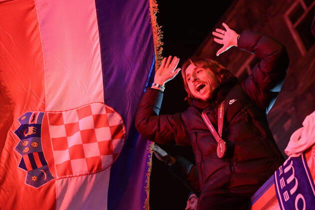 Sport Bilder des Tages Croatia victory parade Luka Modric is pictured during the Croatia team victory parade at Ban Jelacic square (following their victory over Morocco in the 2022 FIFA World Cup, WM, Weltmeisterschaft, Fussball bronze medal match the previous day) on December 18, 2022 in Zagreb, Croatia. MarkoxLukunic PIXSELL