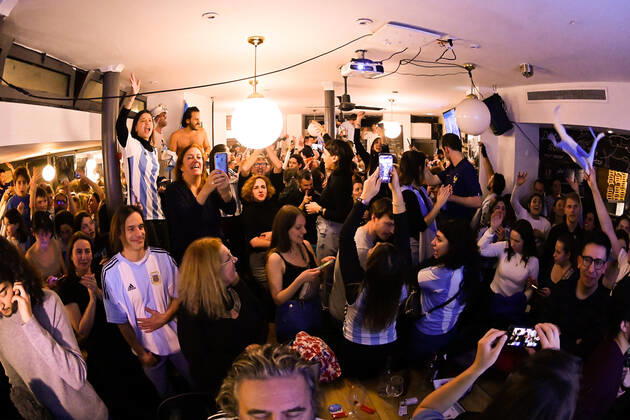 Les supporters de l Argentine au Cafe El Sur à Paris - ambiance - FOOTBALL : Les supporters de l Argentine - Paris - 18 12 2022 FedericoPestellini Panoramic