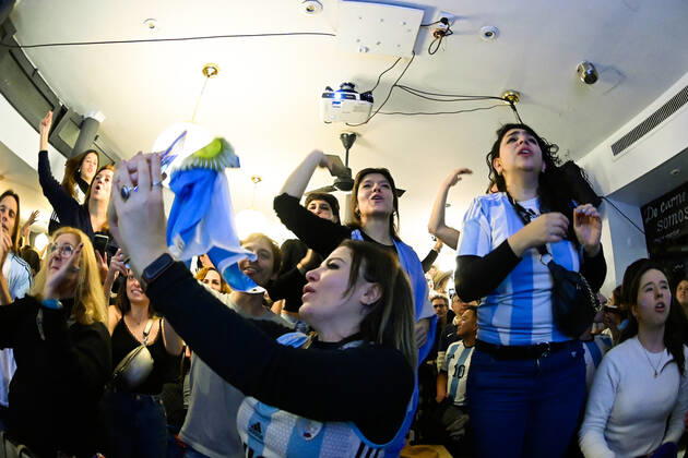 Les supporters de l Argentine au Cafe El Sur à Paris - ambiance - FOOTBALL : Les supporters de l Argentine - Paris - 18 12 2022 FedericoPestellini Panoramic