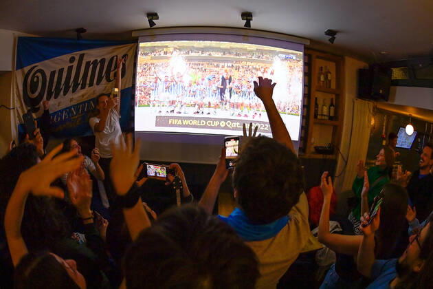 Les supporters de l Argentine au Cafe El Sur à Paris - ambiance - FOOTBALL : Les supporters de l Argentine - Paris - 18 12 2022 FedericoPestellini Panoramic