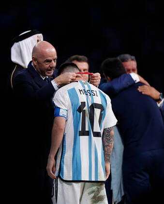 (221218) -- LUSAIL, Dec. 18, 2022 -- FIFA President Gianni Infantino (L) awards Lionel Messi of Argentina during the awarding ceremony of the 2022 FIFA World Cup, WM, Weltmeisterschaft, Fussball at Lusail Stadium in Lusail, Qatar, Dec. 18, 2022. ) (SP)QATAR-LUSAIL-2022 WORLD CUP-FINAL-ARG VS FRA WangxLili