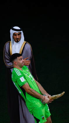 Argentina vs France LUSAIL, AD - 18.12.2022: ARGENTINA VS FRANCE - MARTINEZ Emiliano of Argentina plays with the award for best goalkeeper after the match between Argentina vs France valid for the final of the FIFA World Cup, WM, Weltmeisterschaft, Fussball 2022 held at the Estadio Internacional de Lusail, AD, Qatar (Photo: Rodolfo Buhrer La Imagem Fotoarena) x2312035x RodolfoxBuhrer