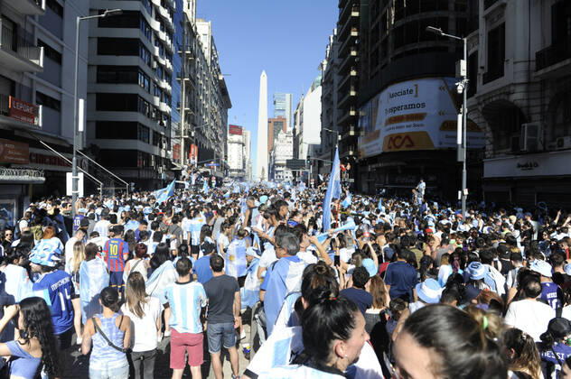 Football Football - Finale de la Coupe du monde de la FIFA Qatar 2022 - Fans à Buenos Aires - Buenos Aires, Argentine - 18 dà cembre 2022 Les fans argentins cà lebrent leur victoire dans la Coupe du monde. FOOTBALL : Coupe du Monde de la FIFA - Qatar 2022 - Les supporters à Buenos Aires - 18 12 2022 JaimeOlivos Panoramic