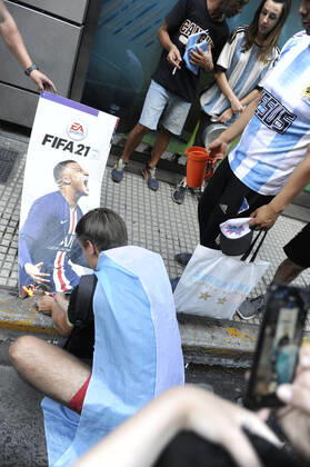 Football Football - Finale de la Coupe du monde de la FIFA Qatar 2022 - Fans à Buenos Aires - Buenos Aires, Argentine - 18 dà cembre 2022 Les fans argentins cà lebrent leur victoire dans la Coupe du monde. FOOTBALL : Coupe du Monde de la FIFA - Qatar 2022 - Les supporters à Buenos Aires - 18 12 2022 JaimeOlivos Panoramic