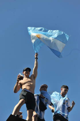 Football Football - Finale de la Coupe du monde de la FIFA Qatar 2022 - Fans à Buenos Aires - Buenos Aires, Argentine - 18 dà cembre 2022 Les fans argentins cà lebrent leur victoire dans la Coupe du monde. FOOTBALL : Coupe du Monde de la FIFA - Qatar 2022 - Les supporters à Buenos Aires - 18 12 2022 JaimeOlivos Panoramic