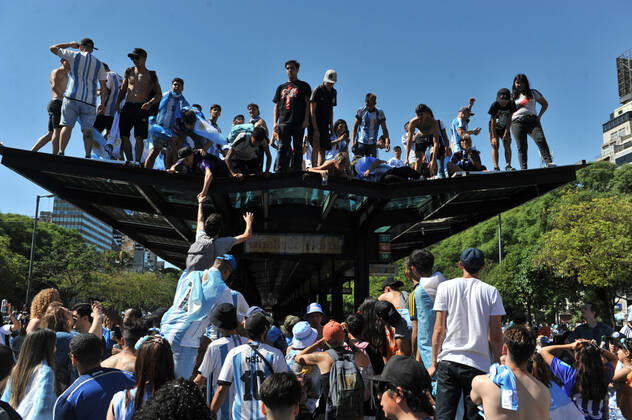 Football Football - Finale de la Coupe du monde de la FIFA Qatar 2022 - Fans à Buenos Aires - Buenos Aires, Argentine - 18 dà cembre 2022 Les fans argentins cà lebrent leur victoire dans la Coupe du monde. FOOTBALL : Coupe du Monde de la FIFA - Qatar 2022 - Les supporters à Buenos Aires - 18 12 2022 JaimeOlivos Panoramic