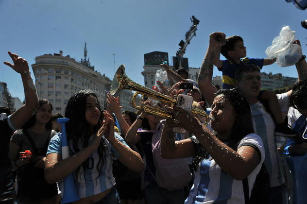 Football Football - Finale de la Coupe du monde de la FIFA Qatar 2022 - Fans à Buenos Aires - Buenos Aires, Argentine - 18 dà cembre 2022 Les fans argentins cà lebrent leur victoire dans la Coupe du monde. FOOTBALL : Coupe du Monde de la FIFA - Qatar 2022 - Les supporters à Buenos Aires - 18 12 2022 JaimeOlivos Panoramic