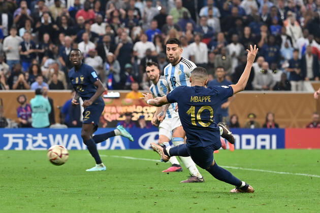 Kylian MBAPPE FRA scores the goal to 2 2, action,goal shot,penalty area scene match 64,FINAL Argentina France 4 2 n E 3 3 on 18 12 2022, Lusail Stadium Football World Cup 20122 in Qatar from 20 11 18 12 2022