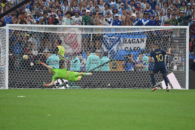 Penalty shootout, Kylian MBAPPE FRA converts penalty,penalty kick,action,goal shot against goalkeeper MARTINEZ Emiliano ARG , match 64,FINAL Argentina France 4 2 n E 3 3 on 18 12 2022, Lusail Stadium Football World Cup 20122 in Qatar from 20 11 18 12 2022