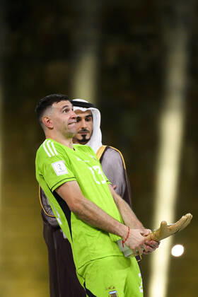 trophee du meilleur gardien pour MARTINEZ Emiliano (ARG) FOOTBALL : Argentine vs france - Finale - Coupe du Monde Qatar 2022 - 18 12 2022 JBAutissier Panoramic 
