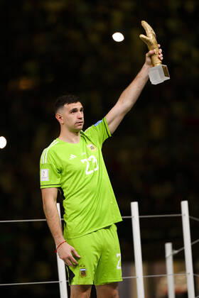trophee du meilleur gardien pour MARTINEZ Emiliano (ARG) FOOTBALL : Argentine vs france - Finale - Coupe du Monde Qatar 2022 - 18 12 2022 JBAutissier Panoramic 