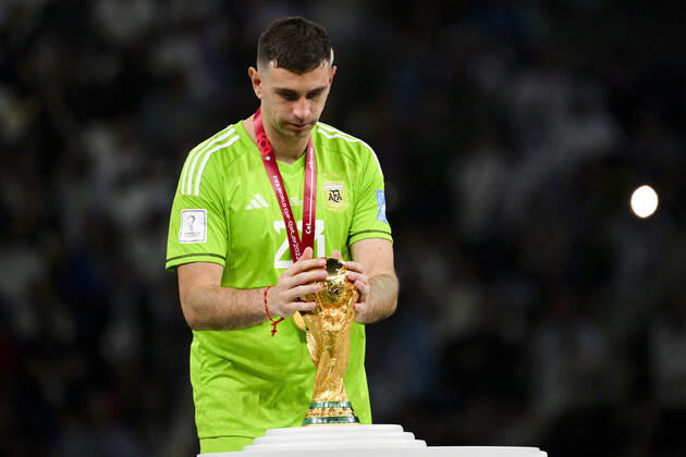 MARTINEZ Emiliano (ARG) venant embrasser le Trophee de la Coupe du Monde FOOTBALL : Argentine vs france - Finale - Coupe du Monde Qatar 2022 - 18 12 2022 JBAutissier Panoramic