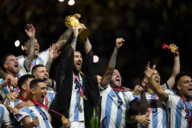 Joie des joueurs de l equipe de l Argentine soulevant le trophee de la Coupe du Monde MESSI Lionel (ARG) FOOTBALL : Argentine vs france - Finale - Coupe du Monde Qatar 2022 - 18 12 2022 JBAutissier Panoramic