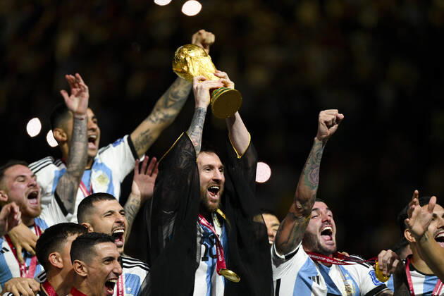 Joie des joueurs de l equipe de l Argentine soulevant le trophee de la Coupe du Monde MESSI Lionel (ARG) FOOTBALL : Argentine vs france - Finale - Coupe du Monde Qatar 2022 - 18 12 2022 JBAutissier Panoramic