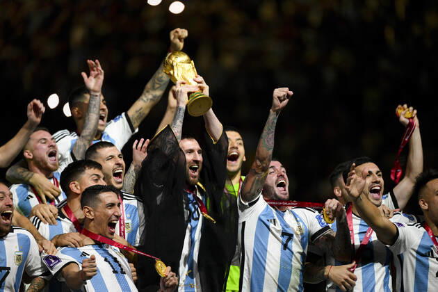 Joie des joueurs de l equipe de l Argentine soulevant le trophee de la Coupe du Monde MESSI Lionel (ARG) FOOTBALL : Argentine vs france - Finale - Coupe du Monde Qatar 2022 - 18 12 2022 JBAutissier Panoramic