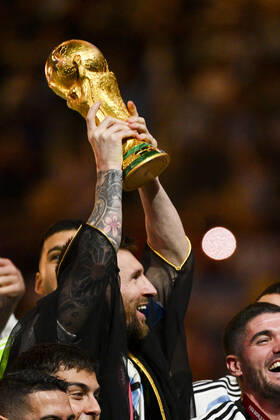 Joie des joueurs de l equipe de l Argentine soulevant le trophee de la Coupe du Monde MESSI Lionel (ARG) FOOTBALL : Argentine vs france - Finale - Coupe du Monde Qatar 2022 - 18 12 2022 JBAutissier Panoramic