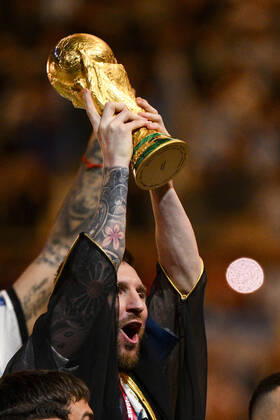 Joie des joueurs de l equipe de l Argentine soulevant le trophee de la Coupe du Monde MESSI Lionel (ARG) FOOTBALL : Argentine vs france - Finale - Coupe du Monde Qatar 2022 - 18 12 2022 JBAutissier Panoramic