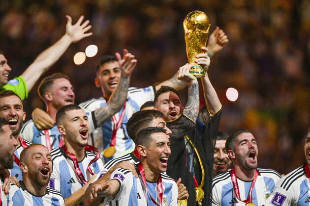 Joie des joueurs de l equipe de l Argentine soulevant le trophee de la Coupe du Monde MESSI Lionel (ARG) FOOTBALL : Argentine vs france - Finale - Coupe du Monde Qatar 2022 - 18 12 2022 JBAutissier Panoramic