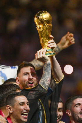 Joie des joueurs de l equipe de l Argentine soulevant le trophee de la Coupe du Monde MESSI Lionel (ARG) FOOTBALL : Argentine vs france - Finale - Coupe du Monde Qatar 2022 - 18 12 2022 JBAutissier Panoramic