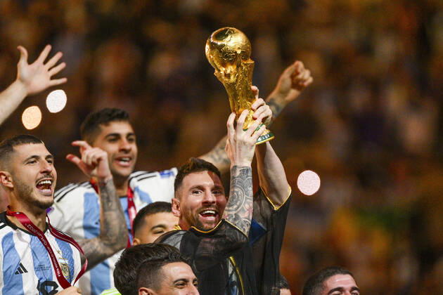 Joie des joueurs de l equipe de l Argentine soulevant le trophee de la Coupe du Monde MESSI Lionel (ARG) FOOTBALL : Argentine vs france - Finale - Coupe du Monde Qatar 2022 - 18 12 2022 JBAutissier Panoramic