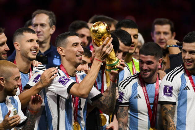 Joie des joueurs de l equipe de l Argentine soulevant le trophee de la Coupe du Monde DI MARIA Angel (ARG) FOOTBALL : Argentine vs france - Finale - Coupe du Monde Qatar 2022 - 18 12 2022 JBAutissier Panoramic