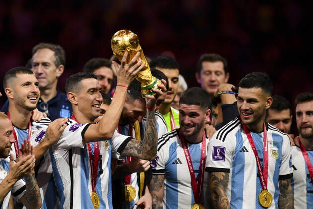 Joie des joueurs de l equipe de l Argentine soulevant le trophee de la Coupe du Monde DI MARIA Angel (ARG) FOOTBALL : Argentine vs france - Finale - Coupe du Monde Qatar 2022 - 18 12 2022 JBAutissier Panoramic