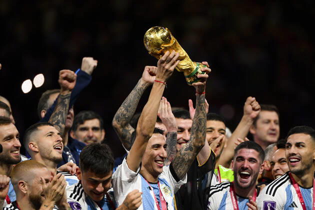 Joie des joueurs de l equipe de l Argentine soulevant le trophee de la Coupe du Monde DI MARIA Angel (ARG) FOOTBALL : Argentine vs france - Finale - Coupe du Monde Qatar 2022 - 18 12 2022 JBAutissier Panoramic