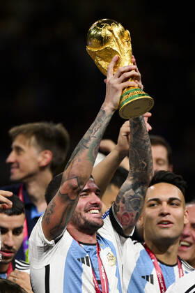 Joie des joueurs de l equipe de l Argentine soulevant le trophee de la Coupe du Monde DE PAUL Rodrigo (ARG) FOOTBALL : Argentine vs france - Finale - Coupe du Monde Qatar 2022 - 18 12 2022 JBAutissier Panoramic