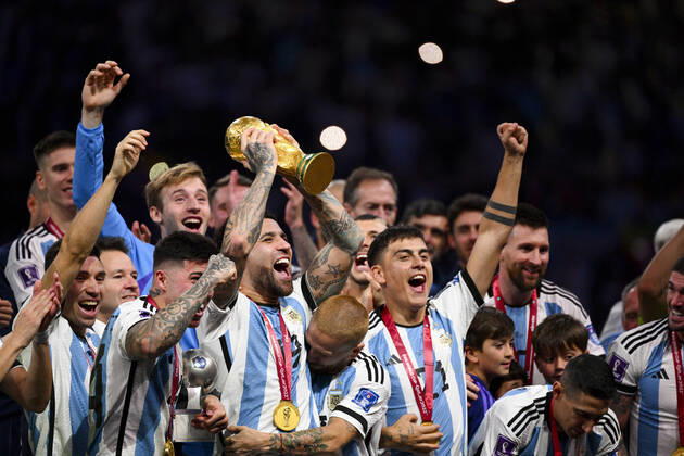 Joie des joueurs de l equipe de l Argentine soulevant le trophee de la Coupe du Monde OTAMENDI Nicolas (ARG) FOOTBALL : Argentine vs france - Finale - Coupe du Monde Qatar 2022 - 18 12 2022 JBAutissier Panoramic