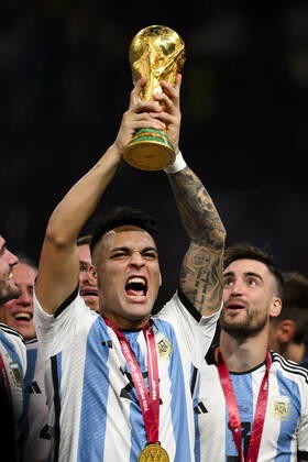 Joie des joueurs de l equipe de l Argentine soulevant le trophee de la Coupe du Monde MARTINEZ Lautaro (ARG) FOOTBALL : Argentine vs france - Finale - Coupe du Monde Qatar 2022 - 18 12 2022 JBAutissier Panoramic