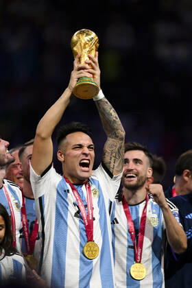 Joie des joueurs de l equipe de l Argentine soulevant le trophee de la Coupe du Monde MARTINEZ Lautaro (ARG) FOOTBALL : Argentine vs france - Finale - Coupe du Monde Qatar 2022 - 18 12 2022 JBAutissier Panoramic
