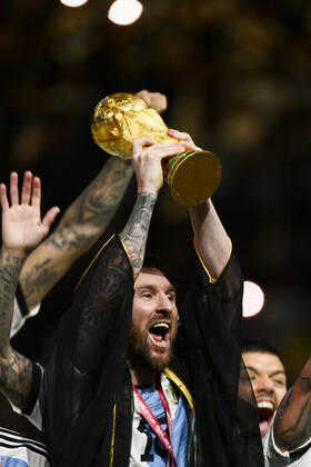 Joie des joueurs de l equipe de l Argentine soulevant le trophee de la Coupe du Monde MESSI Lionel (ARG) FOOTBALL : Argentine vs france - Finale - Coupe du Monde Qatar 2022 - 18 12 2022 JBAutissier Panoramic